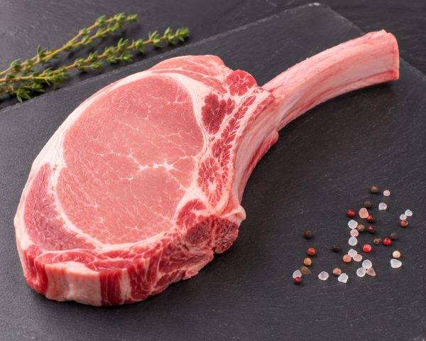 Côtelette de porc avec manchon (style tomahawk)